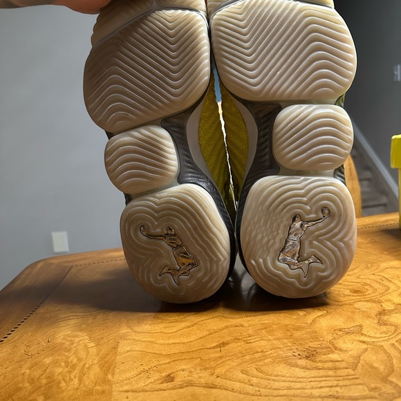 Nike LeBron 16 Harlem Fashion Row Size 13 shoes. - Picture 3 of 9